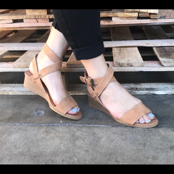 Shoes - Tan Wrapped Ankle Strap w Buckle Sandal